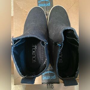 Black high top shoes.